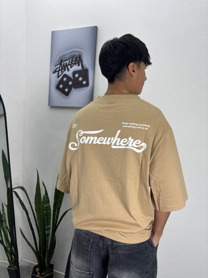 REMERA SOMEWHERE [boxyfit] #marrón