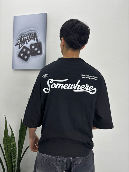 REMERA SOMEWHERE [boxyfit] #negro
